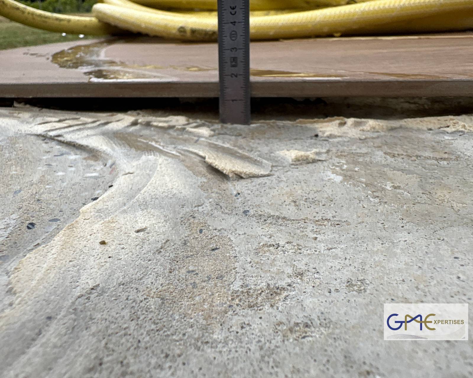 Décollement de carrelage constaté lors d'une expertise à Dax (Landes)