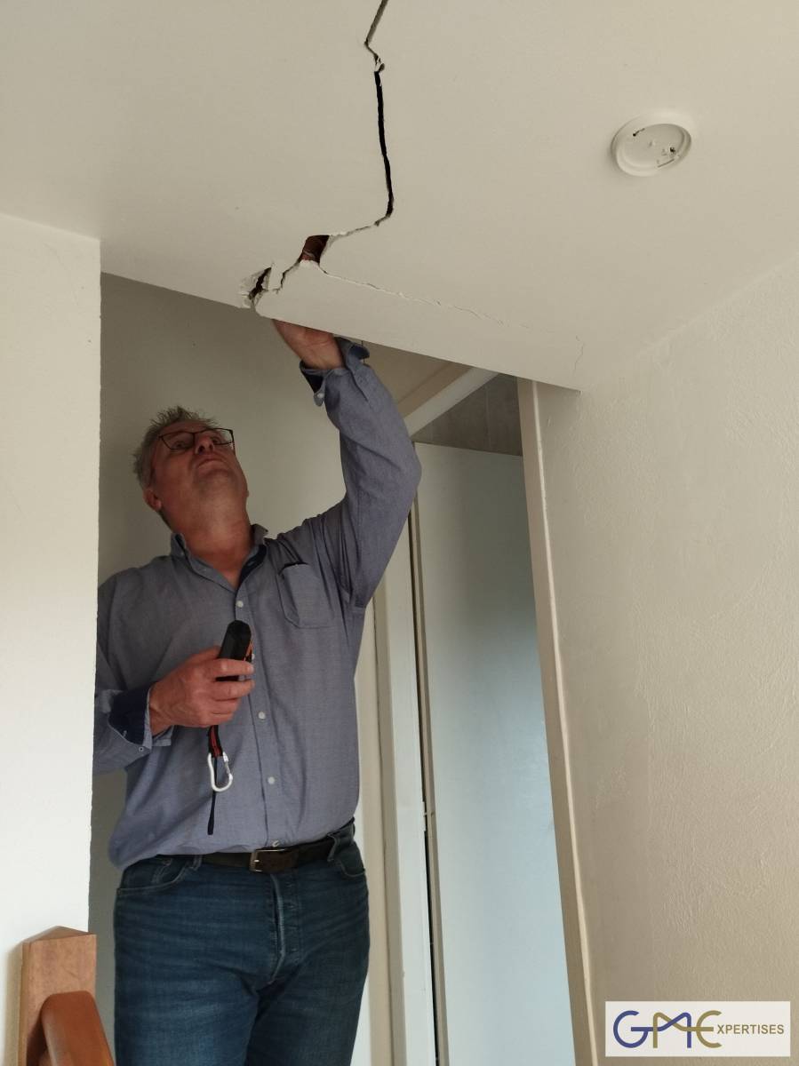 grande lézarde dans une maison