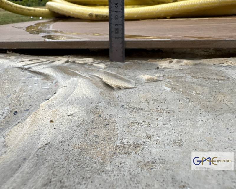 Décollement de carrelage constaté lors d'une expertise à Dax (Landes)